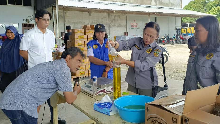 Petugas Disperindag bidang metrologi melakukan pengukuran minyak goreng di PT IJS, foto; Martha/ Papua60detik