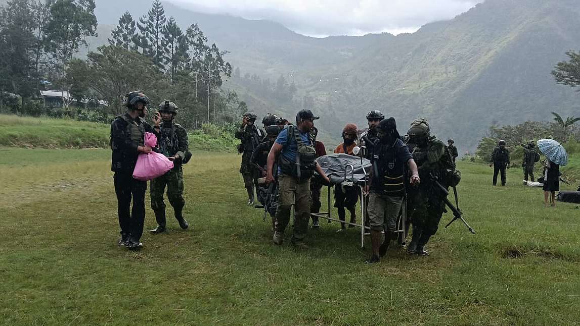 Evakuasi jenazah guru korban pembunuhan di Distrik Anggruk, Kabupaten Yahukimo, Papua Pegunungan, Minggu (23/3/2025). Foto: Istimewa