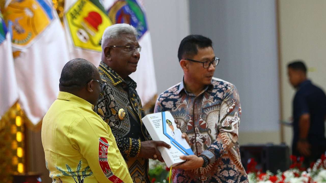 Yonathan Demme Tangdilintin resmi serahkan jabatan kepada Johannes Rettob-Emanuel Kemong (JOEL) sebagai Bupati dan Wakil Bupati definitif Kabupaten Mimika di Nabire, Selasa (25/3/2025). Foto: Istimewa