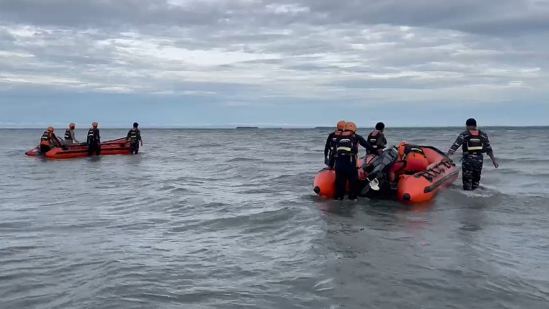 Tim SAR gabungan Pos SAR Kaimana melakukan pencarian satu orang korban long boat terbalik di sekitar perairan Pulau Mandais Kaimana. Foto: Humas SAR Timika