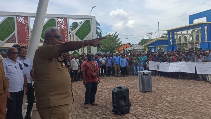 Bupati Mimika Johannes Rettob saat menjawab tuntutan masyarakat yang berunjuk rasa di Kantor Dinas Perhubungan. Foto: Eka/ Papua60detik