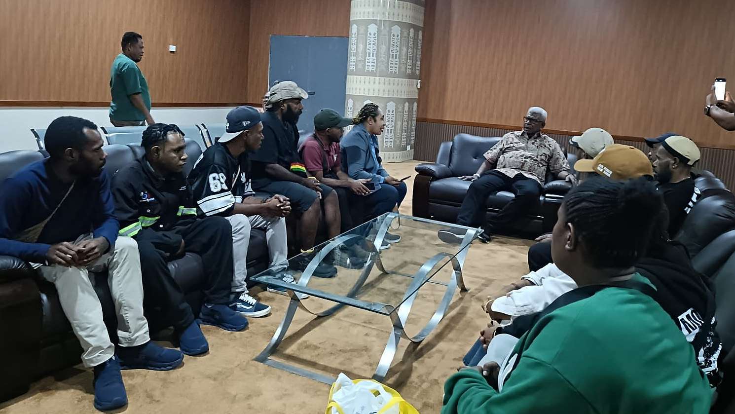 Pemkab Mimika memulangkan puluhan pekerja yang sempat terlantar di Jakarta. Foto: Istimewa