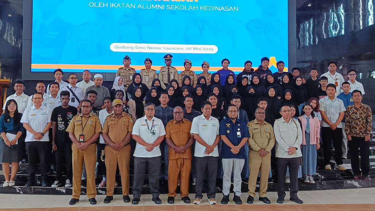 Wabup Mimika, Emanuel Kemong dengan Ikatan Alumni Sekolah Kedinasan, dan peserta sosialisasi, Foto; Martha/Papua60detik