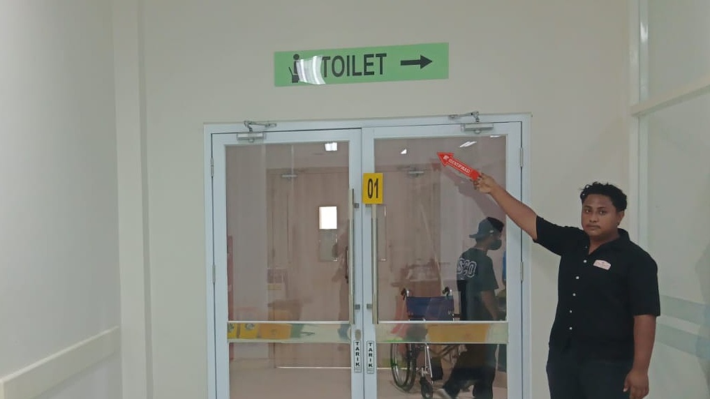 Satreskrim Polres Mimika bersama tim identifikasi dipimpin Ipda Adnan melakukan olah tempat kejadian perkara (TKP) penemuan bayi berjenis kelamin perempuan di RSUD Mimika. Foto: Istimewa