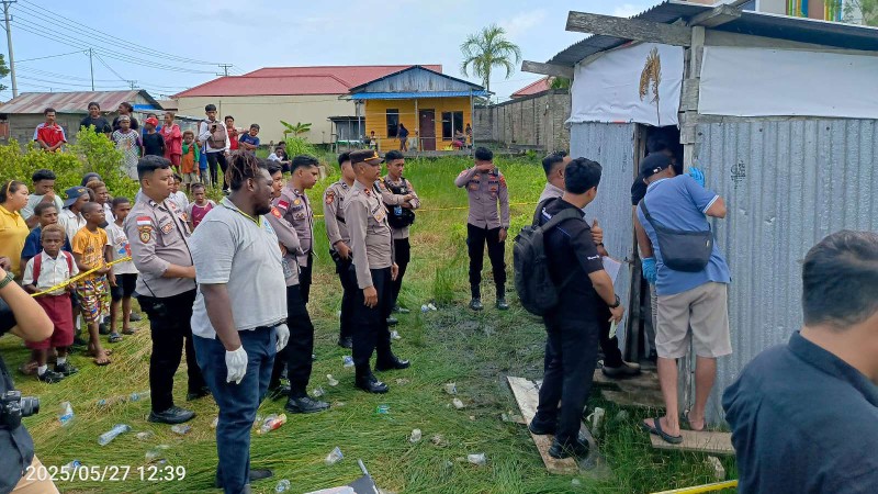 Polres Merauke olah TKP penemuan mayat di Jalan Notaris, Merauke, Papua Selatan