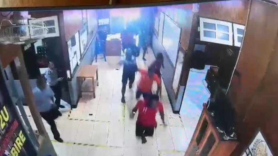 Screenshot video, narapidana Lapas Kelas IIB Nabire terekam kamera pengawas kabur dan menyerang petugas.