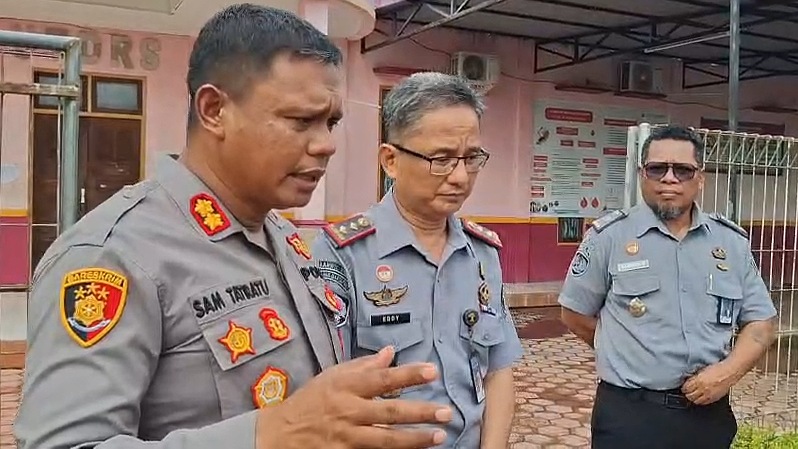 Kepala Lapas Kelas II B Nabire Eddy Saputra dan Kapolres Nabire AKBP Samuel D Tatiratu. Foto: Istimewa