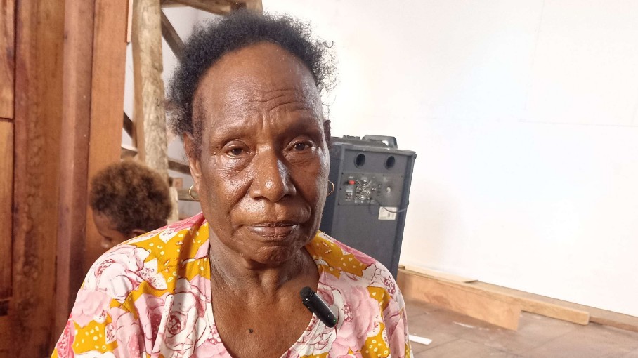 Mama Veronika Neyakoau, perempuan 71 tahun dari Kampung Pigapu yang mendapatkan rumah baru dari TMMD Kodim 1710/Mimika. Foto: Eka/ Papua60detik