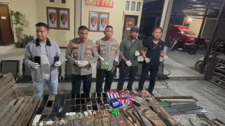 Senjata tajam dan puluhan handphone didapat aparat gabungan dalam Lapas Kelas IIB Nabire. Foto: Istimewa