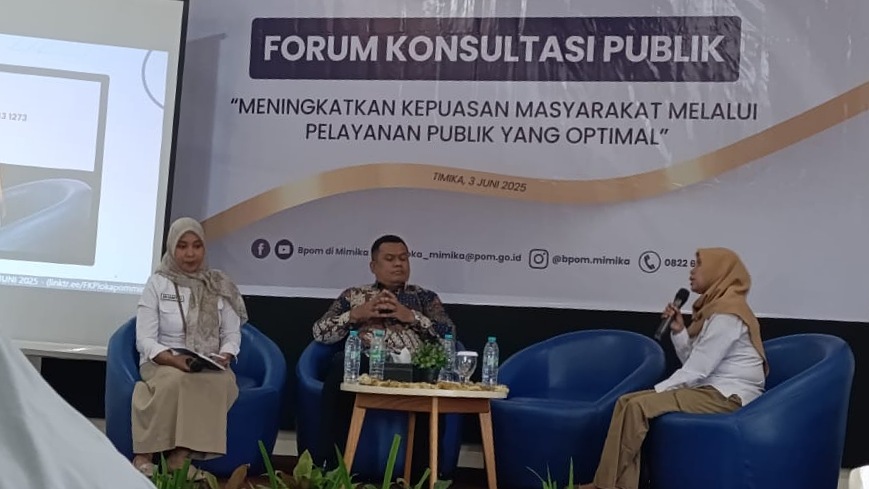 Ketua Tim Fungsi Infeksi dan Sertifikasi Loka POM Mimika, Nursinatrya Sari saat memeberikan materi di Forum Konsultasi Publik, foto; Martha/Papua60detik