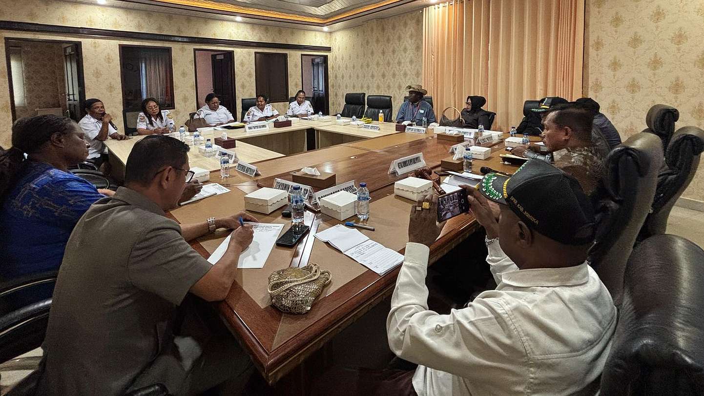 Komisi III Dewan Perwakilan Rakyat Kabupaten (DPRK) Mimika menggelar Rapat Dengar Pendapat (RDP) bersama sejumlah mitra kerja, Rabu (4/6/2025). Foto: Faris/ Papua60detik