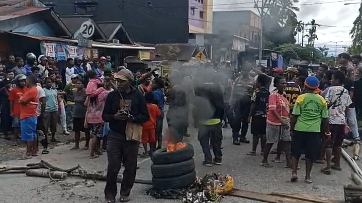Keluarga korban dan warga memblokade Jalan Ahmad Yani usai empat orang ditabrak oleh pengendara mobil Ford 4×4 Silver, Kamis (5/6/2025). Foto: Eka/ Papua60detik