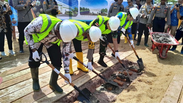 Kapolda Papua Patrige Renwarin dan dan tamu undangan lainnya meletakkan batu pertama di lokasi pembangunan gudang. Foto: Jamal/ Papua60detik