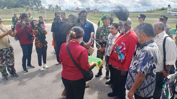 Wagub PPS , Paskalis Imadawa tiba di bandara Kepi, Kabupaten Mappi. Foto: Jamal/ Papua60detik