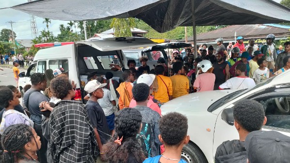 Tiga jenazah korban tabrak tiba di lokasi pemalangan, Jalan Ahmad Yani, Kamis (5/6/2025). Foto: Burhan/ Papua60detik