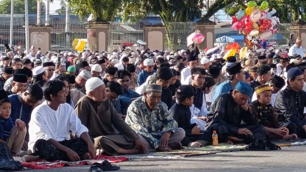 Umat Muslim saat melaksanakan salat id di lapangan Eme Neme Yauware, foto; Martha/ Papua60detik