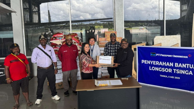 Penyerahan bantuan untuk warga terdampak longsor di Kampung Tsinga kepada Dinas Sosial Kabupaten Mimika, di Hanggar Bandara UPBU Mozes Kilangin Timika, Kamis (5/6/2025) Foto: Corcom PTFI