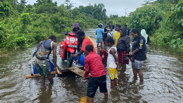 Warga terdampak banjir di Iwaka, Foto: Faris/ Papua60detik