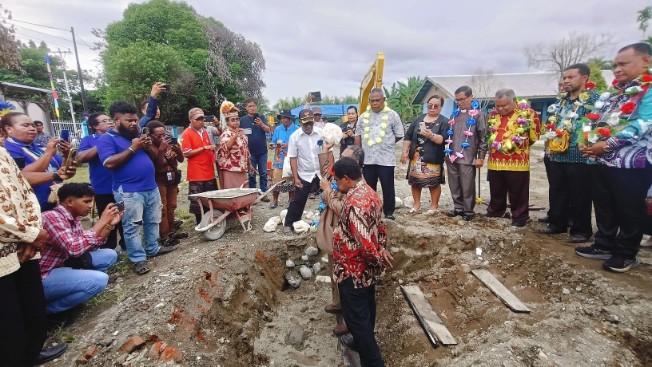 BPS GKI Papua letakkan batu pertama pembangunan Gedung Kelas SD Sion dan SMP Immanuel Nabire di jalan Kusuma Bangsa, Kelurahan Oyehe, Nabire, Provinsi Papua Tengah, Minggu (15/6/2025) Foto : Elias Douw/ Papua60detik