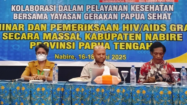 Kiri, dr Pinky Panca Wardhani pemateri. Tengah, dr Kornelis Pakage, pemateri. Kanan, Paulo Pakage moderator. seminar kesehatan Foto : Elias Douw/ Papua60detik.id