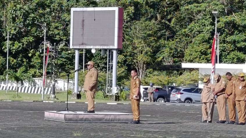 Wakil Bupati Mimika, Emanuel Kemong saat memberi arahan pada apel pagi. foto; Martha/ Papua60detik
