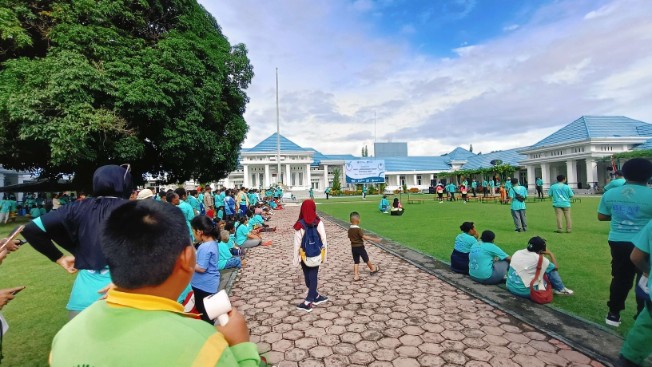 Pemerintah Kabupaten Nabire Papua Tengah peringati Hari Lingkungan Hidup Sedunia 2025 dengan jalan santai bersama siswa, Selasa (17/6/2025). Foto : Elias Douw/ Papua60detik.id
