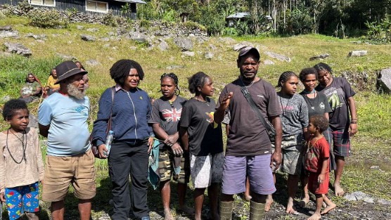Wakil Ketua III DPRD Kabupaten Mimika, Ester Tsenawatme, kunjungan kerja perdananya ke Distrik Hoya. Foto: Faris/ Papua60detik