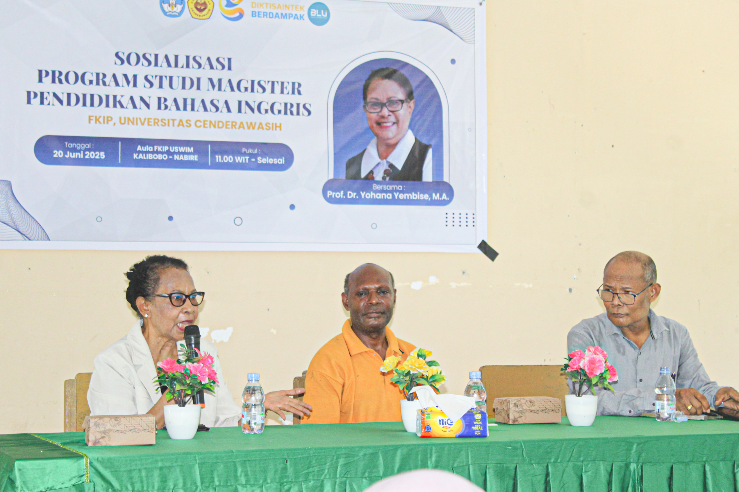 Ketua Program Studi Bahasa Inggris Universitas Cenderawasih Jayapura, Yohana Susana Yembise sosialisasi program magister ke mahasiswa FKIP USWIM Nabire, Jumat (20/6/2025). Foto : Elias Douw/Papua60detik.id