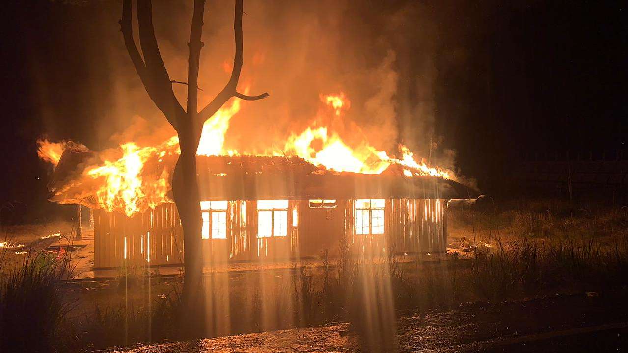 Tiga gedung kantor di Puncak Jaya diduga dibakar OTK. Foto: Istimewa