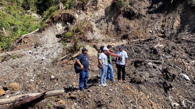 Asisten Bupati II Frans Kambu, Kepala Dinas Perhubungan Jania Basri, Kepala Bidang Perhubungan Udara Elcardobes Sapakoly meninjau pembangunan lapter distrik Hoya. Foto: Faris/ Papua60detik