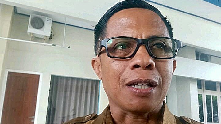 Kepala Dinas Lingkungan Hidup Kabupaten Nabire Arfan Natan Palumpun saat beri keterangan kepada wartawan. Foto : Elias Douw/ Papua60detik.id