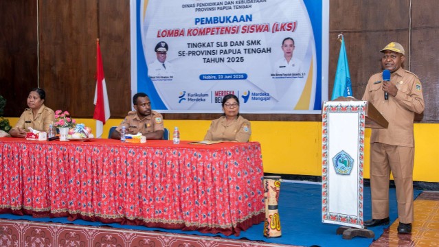 Staf Ahli Gubernur Papua Tengah, Marthen Ukago membuka Lomba Kompetensi Siswa (LKS). Foto : Humas Provinsi Papua Tengah For Papua60detik.id