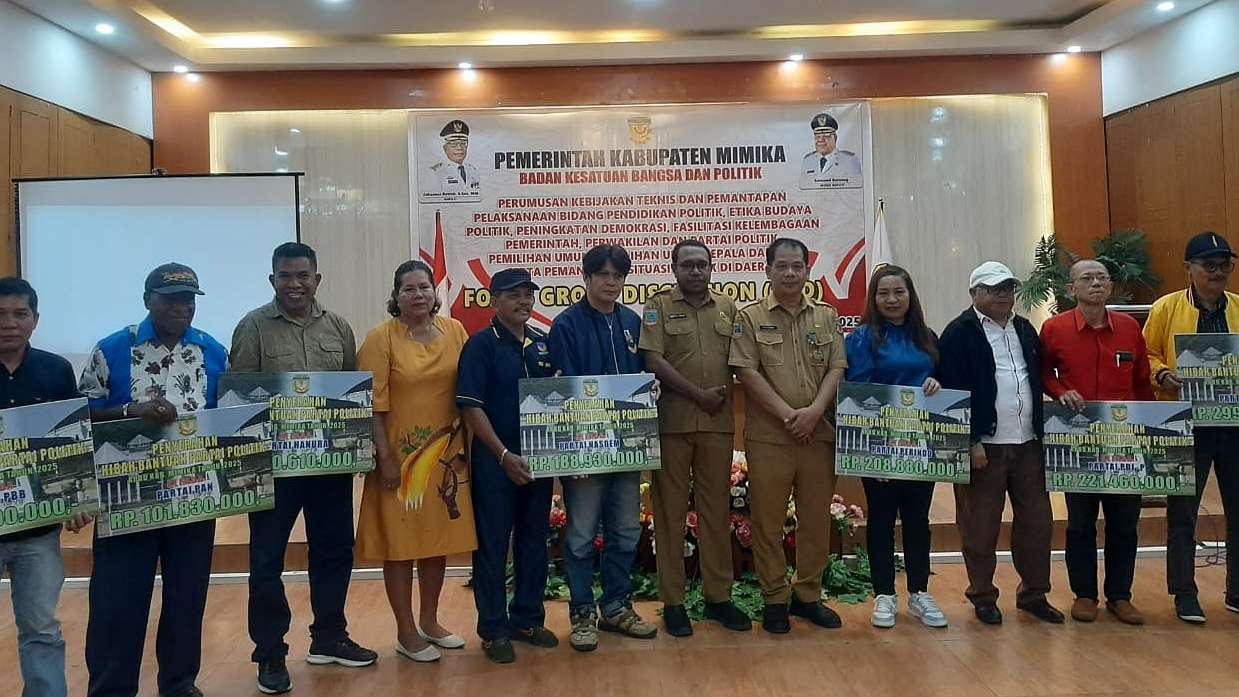 Kepala Kesbangpol Yan Selamet Purba dengan para pengurus partai saat serah terima hibah, foto; Martha/ Papua60detik