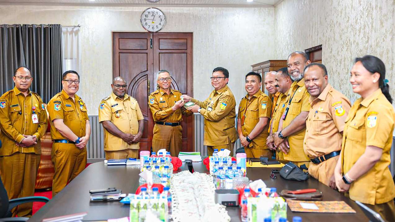 Plt Assisten II Setda. H. Tumiran didampingi OPD terkait menerima dokumen evaluasi perkebunan sawit dari Pemprov Papua. Foto : Humas Provinsi Papua Tengah for Papua60detik