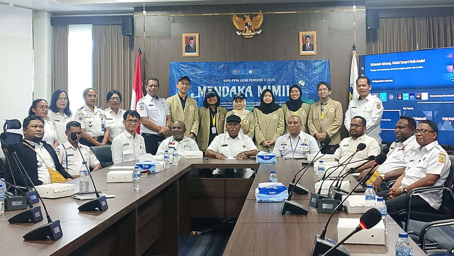 Perwakilan tim KKN mahasiswa UGM dengan Pj Sekda Mimika dan Kepala OPD, foto; Martha/Papua60detik