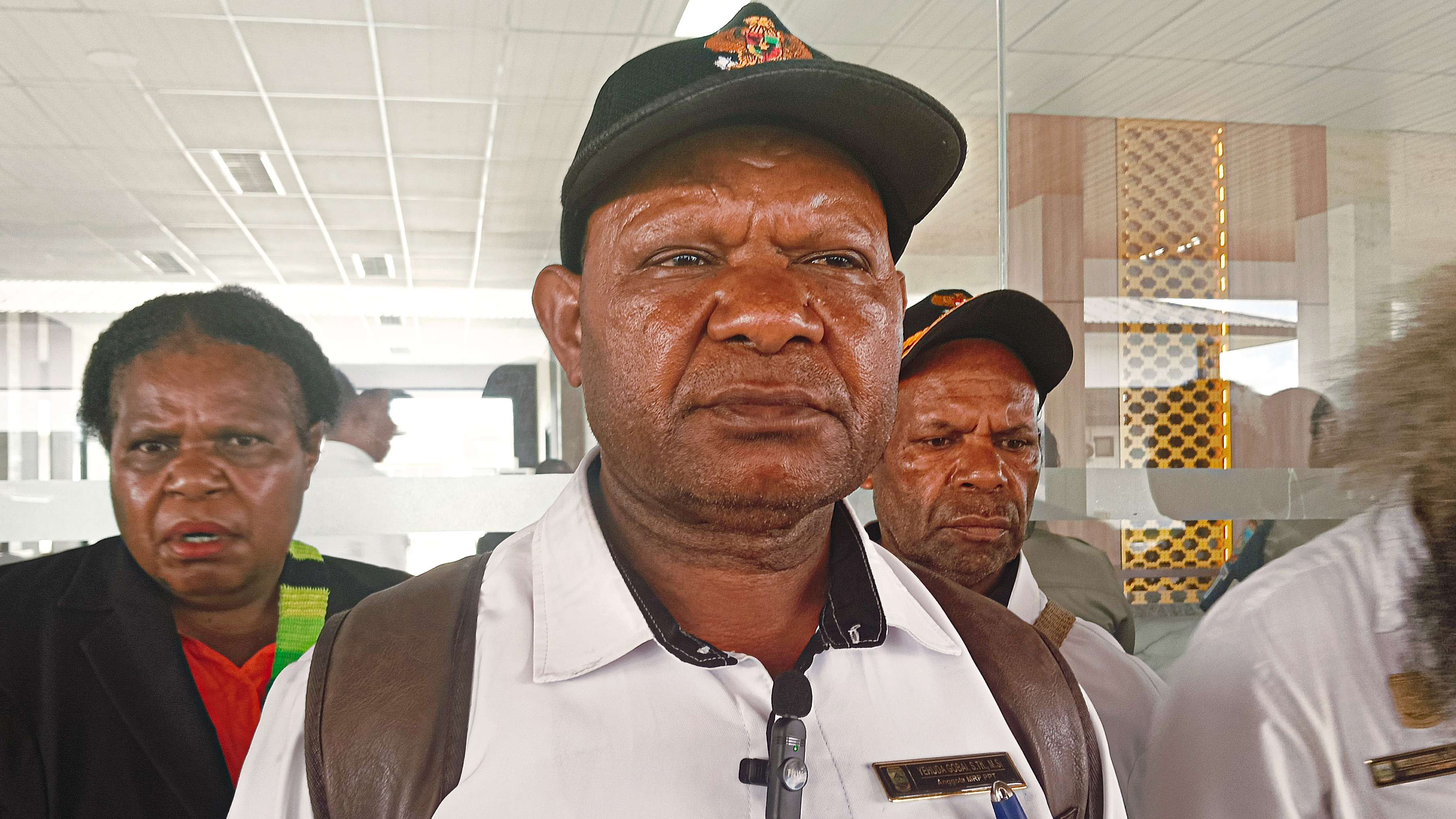 Anggota Majelis Rakyat Papua Tengah (MRPT) dari Kelompok Kerja (Pokja) Agama, Yehuda Gobai, memberikan keterangan kepada wartawan usai pertemuan dengan gubernur Papua Tengah. Foto : Elias Douw/ Papua60detik