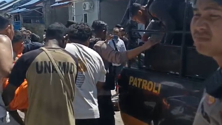 Polisi mengevakuasi jenazah AK yang meninggal secara mendadak. Foto: Istimewa