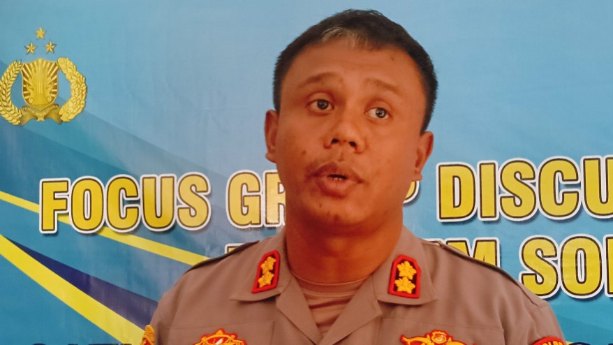Kapolres Nabire, AKBP Samuel D. Tatiratu memberi keterangan kepada wartawan. Foto : Elias Douw/ Papua60detik