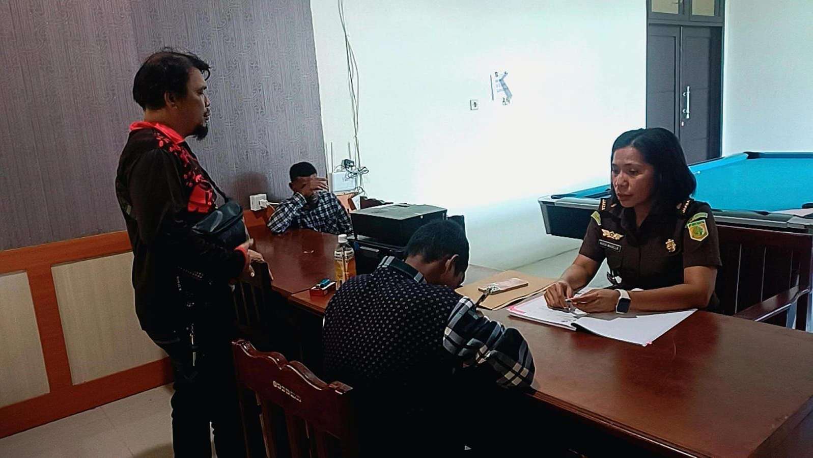 Polsek Mimika Baru telah melakukan penyerahan Tersangka dan Barang Bukti (Tahap II) terkait kasus Pencurian dan Kekerasan ke Kejari Mimika, Rabu (25/6/2025). Foto: Polsek Miru