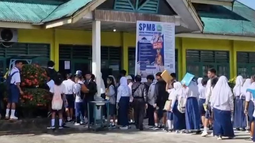 Pendaftar dan orang tua antre sejak subuh untuk mendapatkan formulir pendaftaran. SMA 1 Mimika, Foto: Istimewa