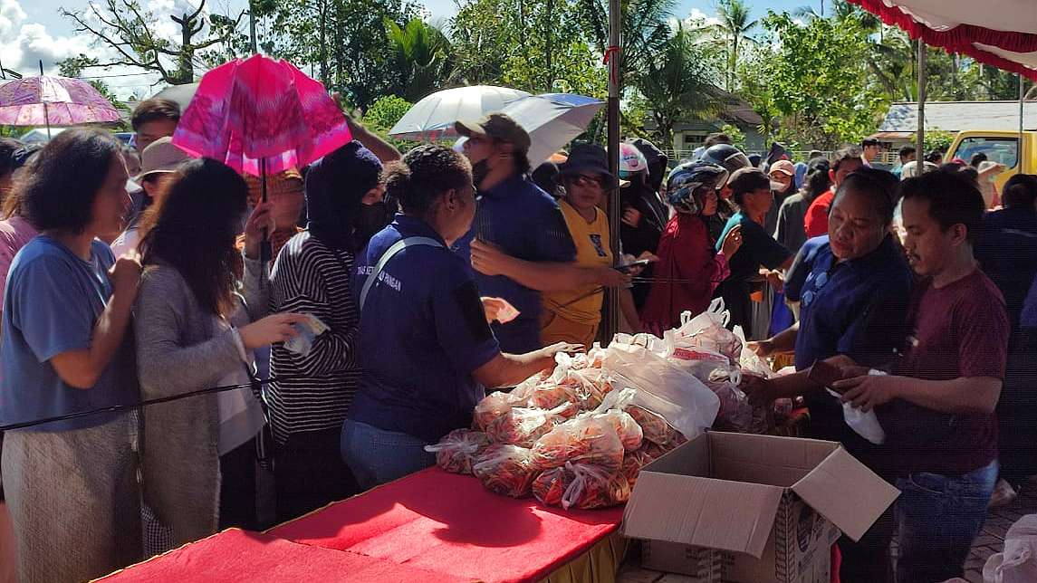 Masyarakat berbelanja di Gerakan Pangan Murah oleh Dinas Ketahanan Pangan di SP4, Distrik Wania, Kamis (26/06/2025). Foto; Martha/ Papua60detik