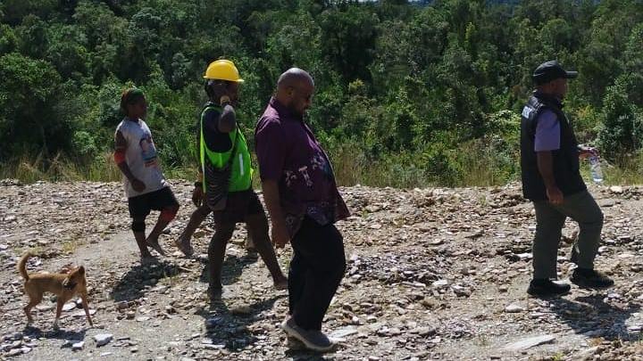 Wakil Ketua II DPRK Mimika Karel Gwijangge dan Ketua Komisi IV Elinus Balinol Mom, meninjau proyek pembangunan Lapangan Terbang (Lapter) Bela di Distrik Alama, Kamis (26/6/2025). Foto: Faris/ Papua60detik