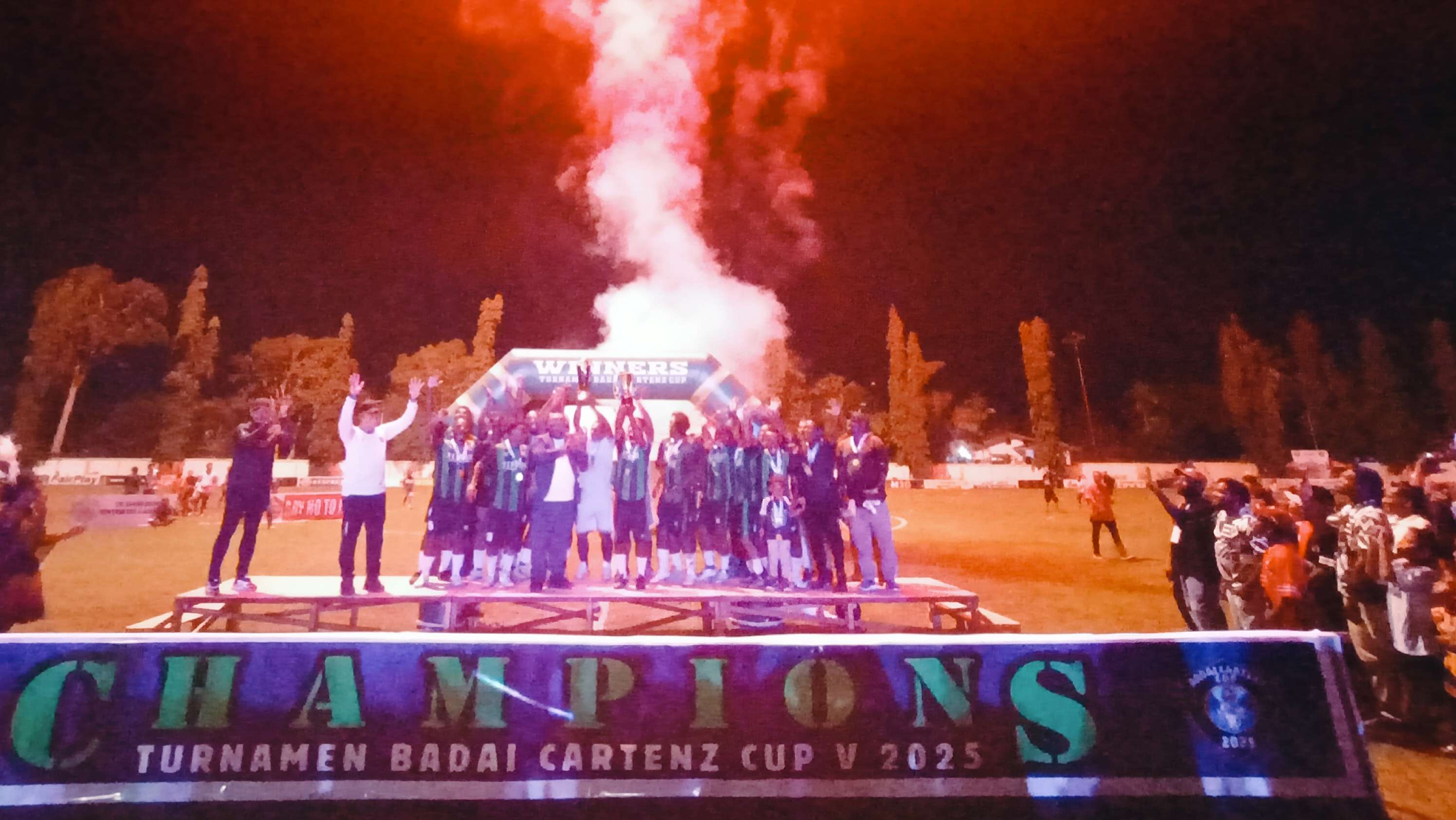 Penerimaan hadiah piala bergilir dan medali oleh juara Turnamen Badai Cartenz Cup V. Foto : Elias Douw/ Papua60detik