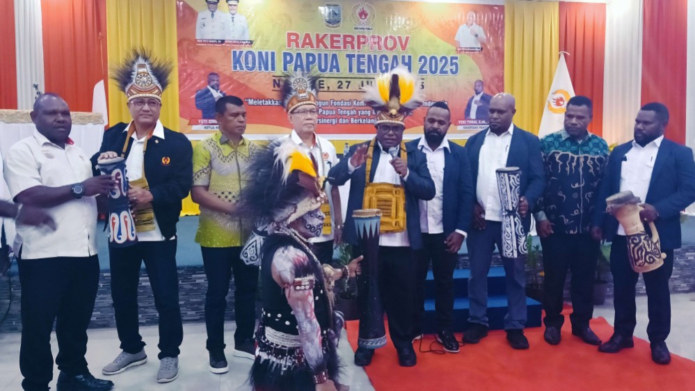 Gubernur Papua Tengah Meki Nawipa Tengah didampingi panitia Rakerprov KONI saat pembukaan Rakerprov. Foto : Elias Douw/ Papua60detik