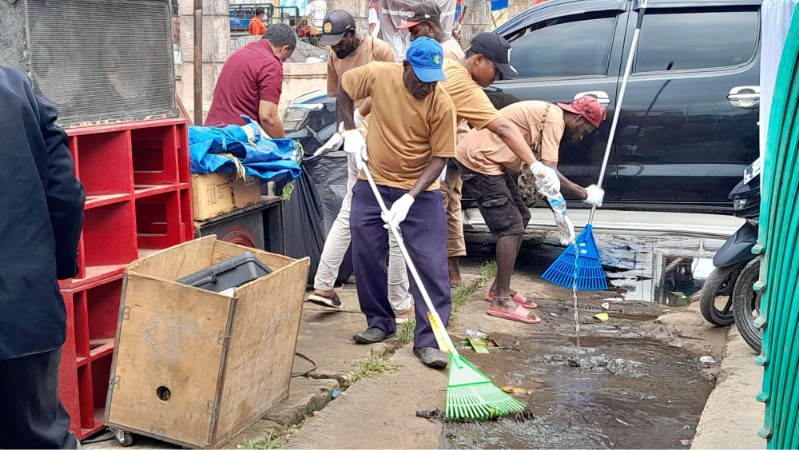 Balai Pemasyarakatan (Bapas) Kelas II Merauke menggelar kegiatan sosial bertajuk Gerakan Nasional “Klien Bapas Peduli” di pasar Wamanggu Merauke. Foto: Jamal/ Papua60detik