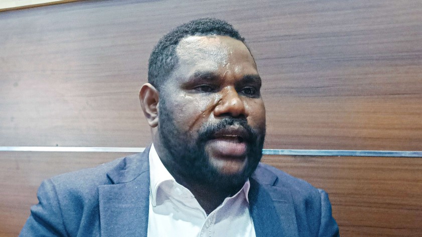 Yoti Gire, Ketua panitia Musprov dan Rakerprov KONI Papua Tengah tahun 2025 saat memberikan keterangan kepada wartawan. Foto : Elias Douw/ Papua60detik