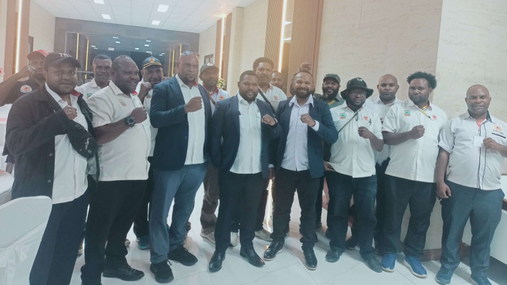 Tengah kanan Yoti Gire, Tengah kiri Yosua Tipagau dan jajaran panitia Musprov-Rakerprov KONI Papua Tengah. Foto : Elias Douw/ Papua60detik