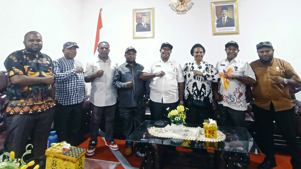 Sejumlah anggota DPR Papua Tengah usai memberikan keterangan kepada wartawan. Foto : Elias Douw/Papua60detik
