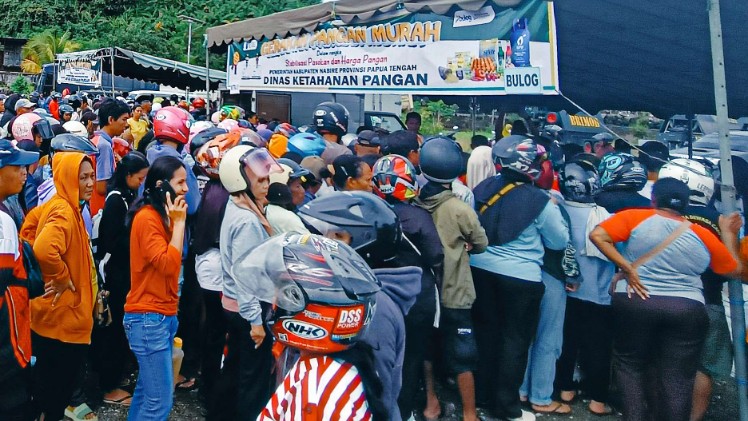 Masyarakat belanja barang pada kegiatan Gerakan Pangan Murah (GPM) yang digelar Dinas Ketahanan Pangan Nabire, Sabtu, (28/6/2025). Foto : Elias Douw/ Papua60detik.