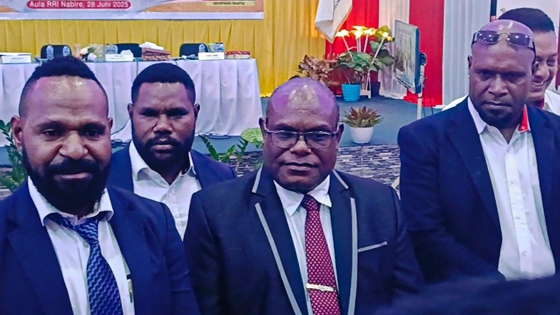 Gubernur Meki Frits Nawipa dan Ketua terpilih KONI Papua Tengah Yosua Tipagau saat memberikan keterangan kepada wartawan. Foto : Elias Douw/ Papua60detik